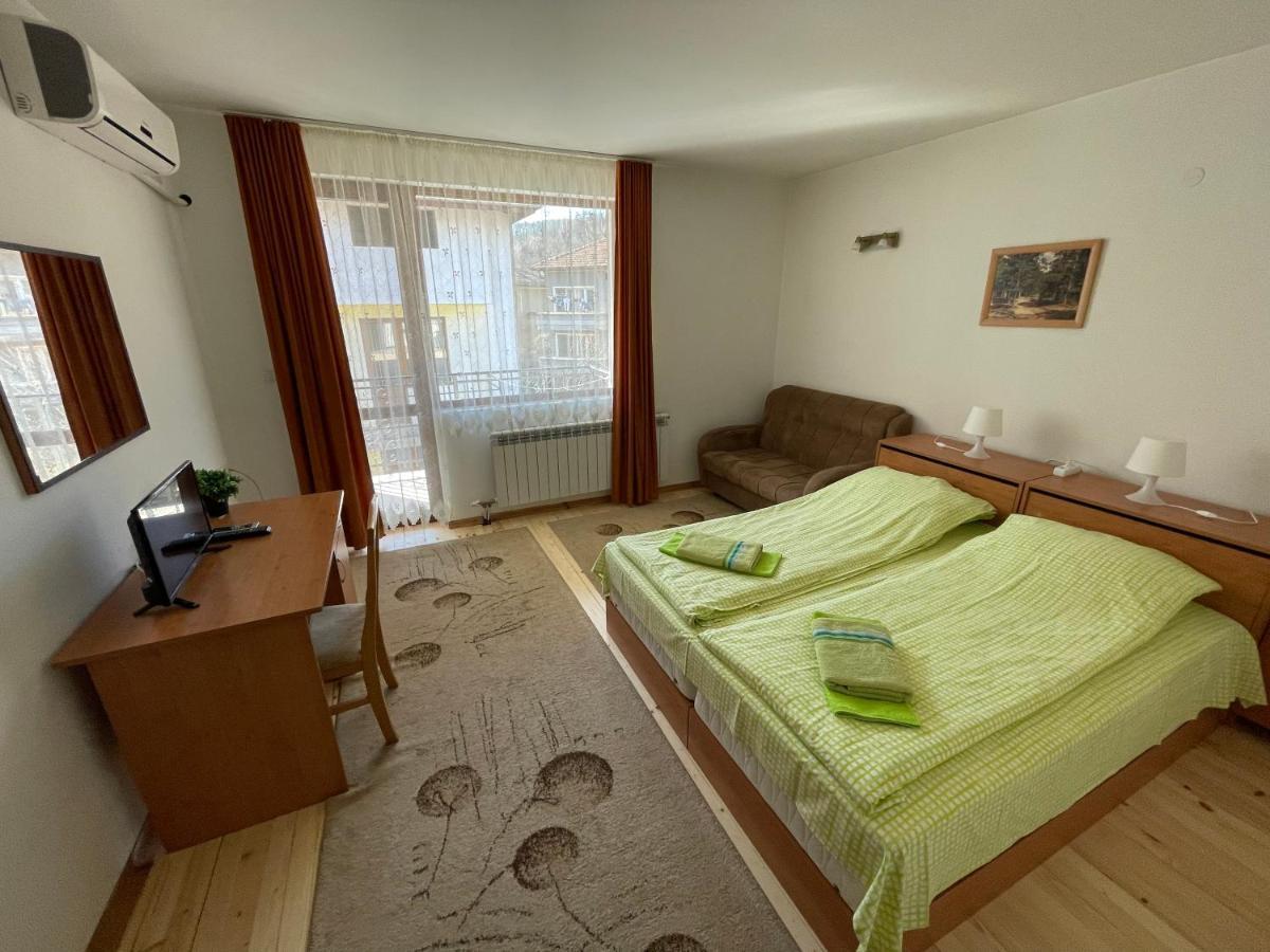 Guest Rooms Biju トリャブナ エクステリア 写真